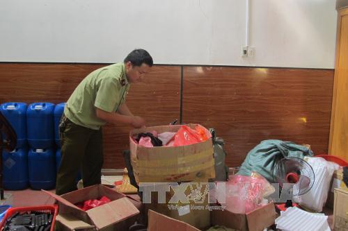 Phát hiện 5.000 cây son môi cùng nhiều thùng hương, nguyên liệu sản xuất
